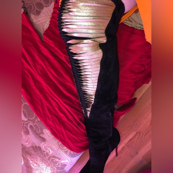 Red bottom booth - Picture 3 of 3